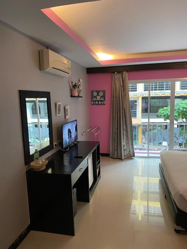 Lavender Patong Hotel Exterior photo