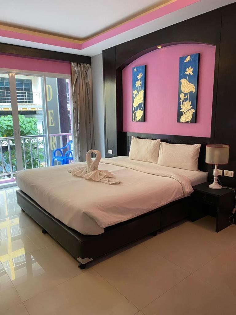 Lavender Patong Hotel Exterior photo