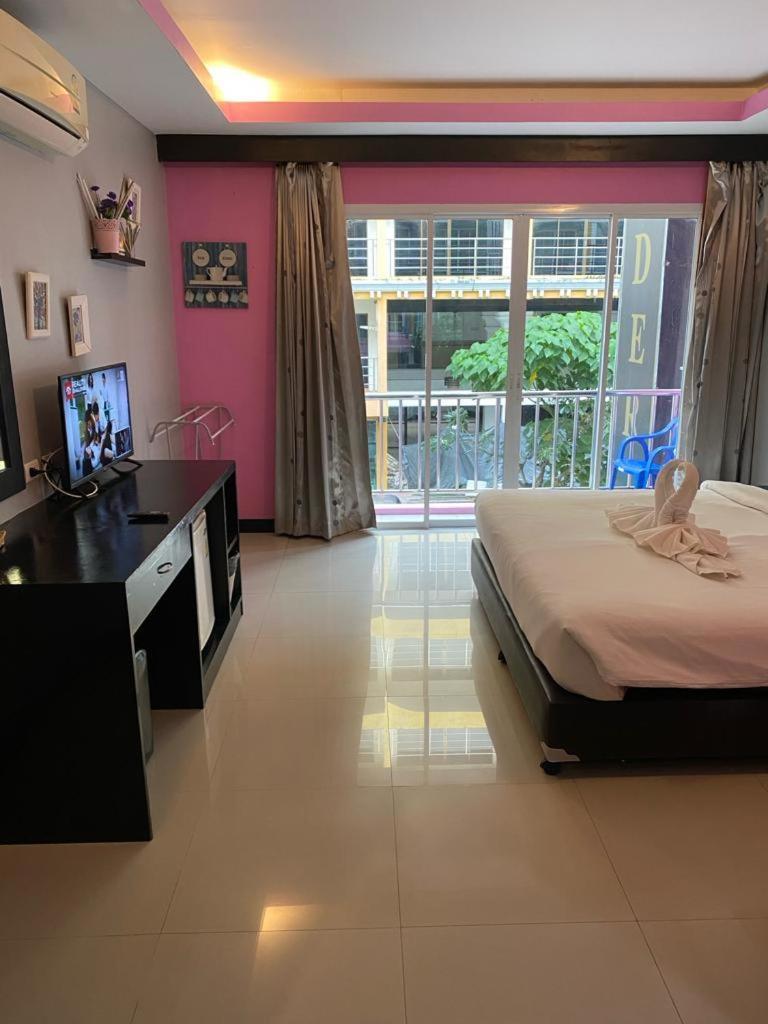Lavender Patong Hotel Exterior photo